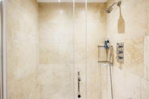 La salle de bains est pourvue d'une douche avec un pommeau de douche. dans l'établissement Bloomsbury Pad, à Londres