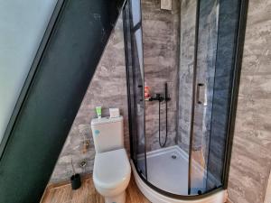 Bany a Glamping A frame lake Heated pool