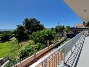 Aussicht vom Balkon eines Hauses in der Unterkunft Acogedor alojamiento en Sanxenxo in Sanxenxo