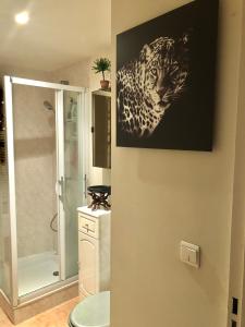 a bathroom with a picture of a leopard on the wall at Le carre des Musiciens CENTRE CANNES MER in Cannes