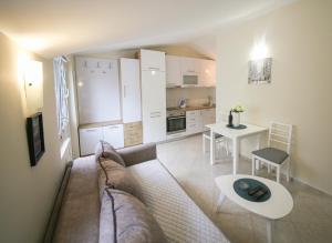 ein Wohnzimmer mit einem Sofa und einem Tisch in der Unterkunft Goga Apartment in Kotor