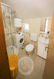 ein kleines Bad mit WC und Waschbecken in der Unterkunft Goga Apartment in Kotor