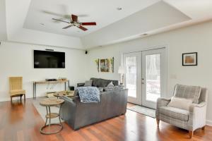 uma sala de estar com um sofá e cadeiras e uma ventoinha de tecto em Charleston Vacation Rental about 7 Mi to Folly Beach! em Charleston