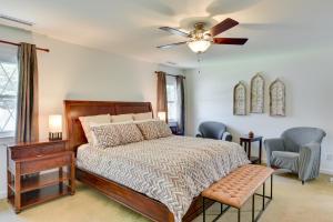 1 dormitorio con 1 cama y ventilador de techo en Charleston Vacation Rental about 7 Mi to Folly Beach! en Charleston