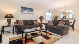 uma sala de estar com dois sofás e uma mesa em 8008 King Palm em Kissimmee