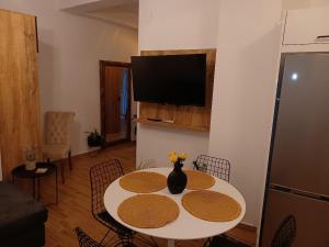 TV a/nebo společenská místnost v ubytování kirkis apartment