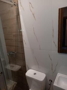 y baño con aseo, ducha y lavamanos. en kirkis apartment en Agios Rokkos