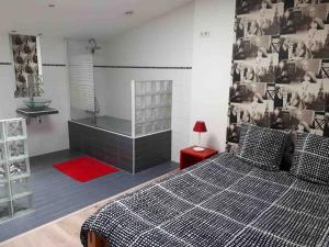 una camera con letto bianco e nero e vasca di SCI LOUXOR BY DOMINIQUE a Urrugne