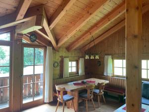 una sala da pranzo con tavolo in legno in una cabina di Neudegghof a Eben im Pongau