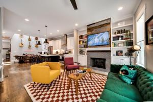 a living room with a green couch and a fireplace at Beaus Oasis - 3 Miles To Dtwn Nashville in Nashville
