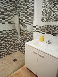 ein Badezimmer mit Waschbecken und Dusche in der Unterkunft Alojamiento rural Barroso Alcobendas in La Puebla de los Infantes + 4 Fotos