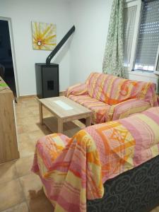 ein Wohnzimmer mit einer Couch und einem Couchtisch in der Unterkunft Alojamiento rural Barroso Alcobendas in La Puebla de los Infantes