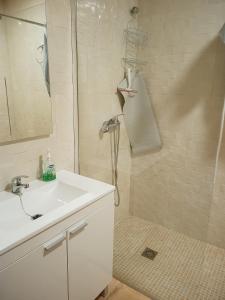 ein Badezimmer mit Dusche und Waschbecken in der Unterkunft Alojamiento rural Barroso Alcobendas in La Puebla de los Infantes