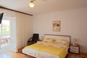 1 dormitorio con 1 cama, 1 mesa y 1 silla en Guesthouse Klaric, en Rovinj