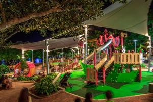 un parque infantil por la noche en Brisbane Skyline View 2Beds River view Apt, en Brisbane