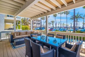 eine Terrasse mit einem blauen Tisch und Stühlen in der Unterkunft Balboa Beauty in Newport Beach