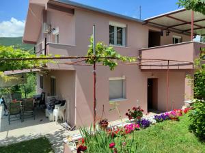 a villa with a view of the garden at Apartman Neva in Sinj