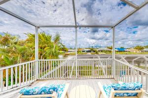 einen Balkon mit 2 Stühlen und Blick auf das Wasser in der Unterkunft Creating Memories by the Canal in Cape Coral