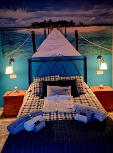 ein Schlafzimmer mit einem Bett mit Handtüchern und einem Pier in der Unterkunft RINCON DO MAR 1 DH in A Guarda