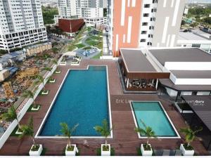 una vista aérea de dos piscinas en una ciudad en Dreamy Cozy Studio Meritus Residensi Perai en Perai