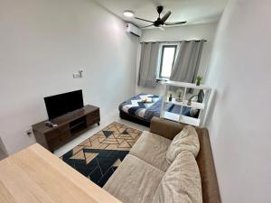 北賴的住宿－Dreamy Cozy Studio Meritus Residensi Perai，客厅配有沙发和1张床
