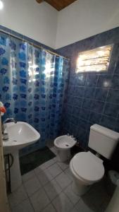 Un baño con inodoro, bidé y lavabo. en Melen, en Maipú