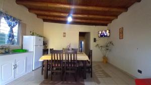 eine Küche mit Tisch, Stühlen und Kühlschrank in der Unterkunft Melen in Maipú
