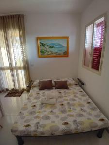 Villaggio AzzurroにあるMamà Home-Casuzzeの部屋の中に大きなベッドがある寝室 +5枚の写真