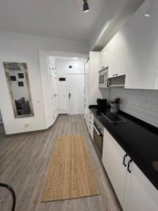 Kuchyňa alebo kuchynka v ubytovaní Elegante Apartamento Centro Histórico de Málaga