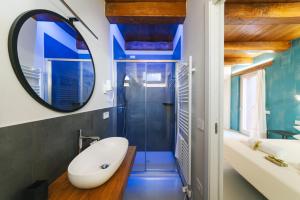 y baño con bañera blanca y espejo. en L'Organetto, Luxury B&B en Lido di Fermo