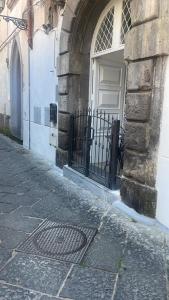 un bâtiment avec un portail et une porte dans une rue dans l'établissement San Nicola Suite & mini apartment, à Sorrente