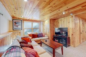 ein Wohnzimmer mit einem Sofa und einem TV in der Unterkunft Pinecone Lodge in Newry