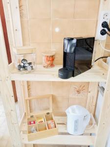 una estantería de madera con comida y artículos en ella en Apartamento da Fonte en Figueira da Foz
