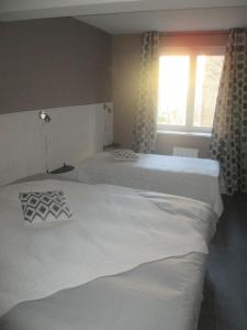 - une chambre avec 2 lits blancs et une fenêtre dans l'établissement Le Gîte des Lumières Lunéville, à Lunéville