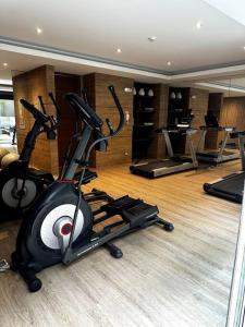- une salle de sport avec un vélo d'appartement et un tapis de course dans l'établissement Home Cavero, Moderno y completo departamento, à Lima