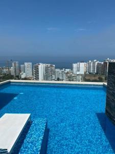 une grande piscine au sommet d'une ville dans l'établissement Home Cavero, Moderno y completo departamento, à Lima