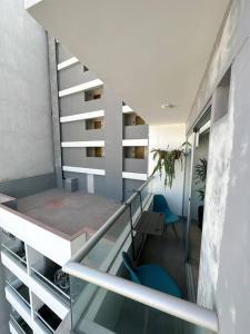 un escalier avec des chaises bleues et une table dans un bâtiment dans l'établissement Home Cavero, Moderno y completo departamento, à Lima