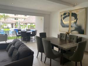 a dining room with a table and chairs at Acapulco Diamante Varadero D001 in Acapulco