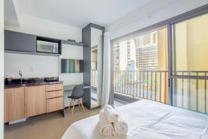 um quarto com uma cama e uma casa de banho com uma varanda em 360 Suítes VN Consolação by Housi - Apartamentos mobiliados em São Paulo
