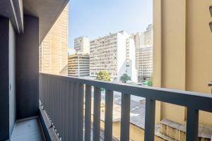 uma varanda com vista para a cidade em 360 Suítes VN Consolação by Housi - Apartamentos mobiliados em São Paulo