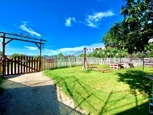 SantʼAndrea in Casale的住宿－O.K. Corral，院子内带野餐桌的木栅栏