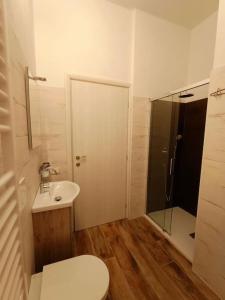 uma casa de banho com um WC, um lavatório e um chuveiro em Appartamento Olivo em Collecorvino