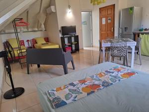 a living room with a bed and a dining room at STUDIO LAURIER - 4 pers - proche bourg -1- in Terre-de-Haut