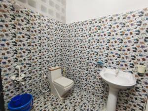 een badkamer met een toilet en een wastafel bij Mannat Inn Homestay (Mysore) in Mysore