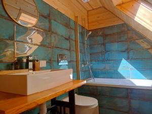 Ванна кімната в Dębowe Królestwo Leśniczówka w Puszczy na wyłączność