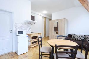 eine Küche und ein Esszimmer mit einem Tisch und Stühlen in der Unterkunft Beethoven Apartments in Bratislava