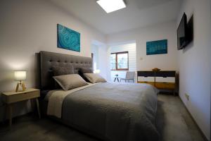 Tempat tidur dalam kamar di Apartmány FELSENBURG Staré Splavy