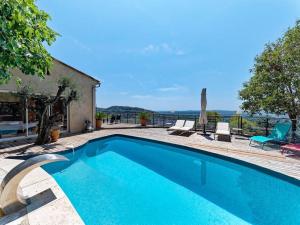 een zwembad voor een huis bij Spa Mas Baucour in Grasse