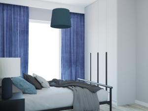 Schlafzimmer mit einem Bett mit blauen Vorhängen in der Unterkunft Stacja Baltic Twins in Sztutowo