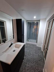 uma casa de banho com um lavatório e uma grande janela em Royal Univers Appart' em Bessan